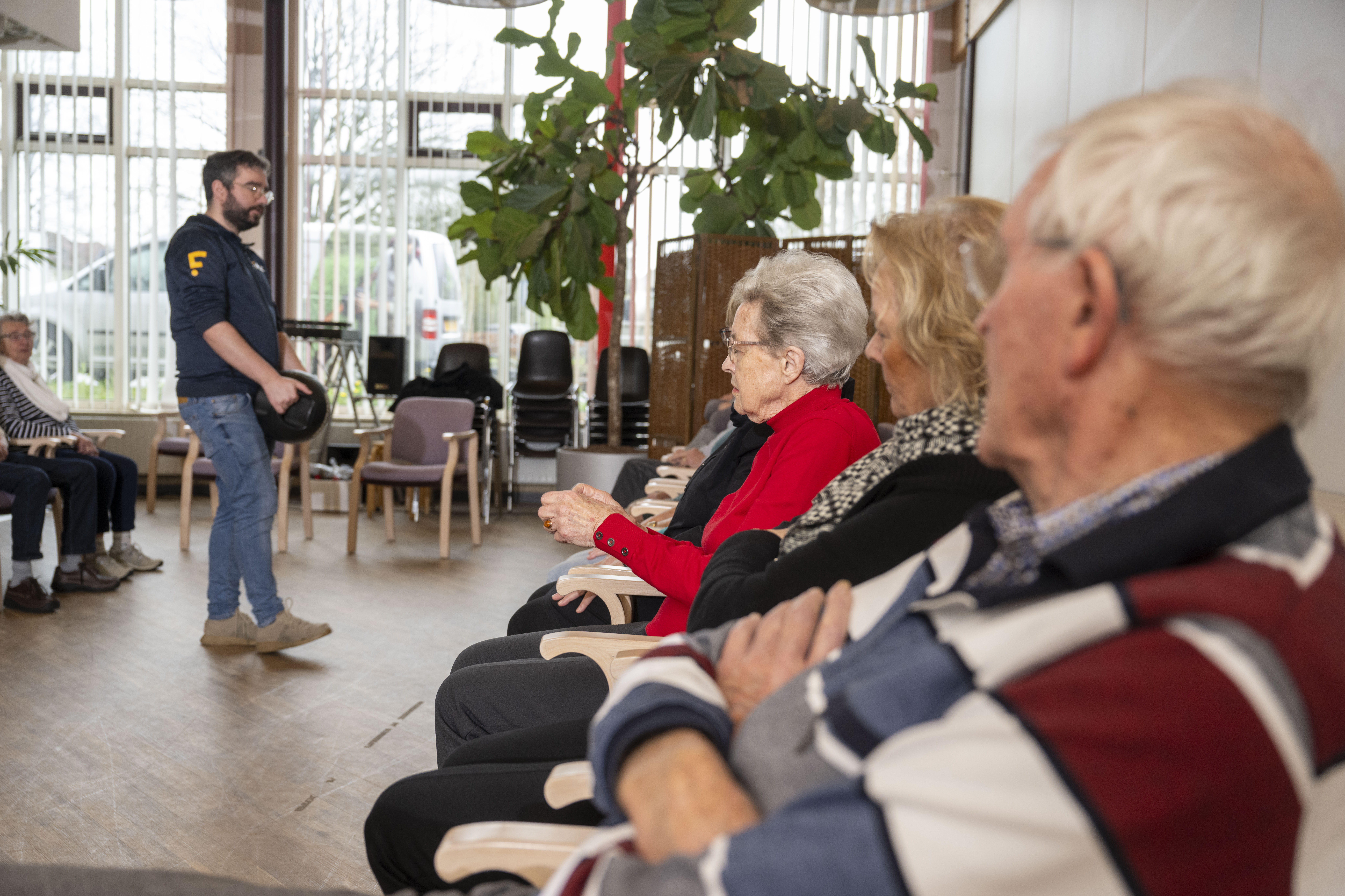 Inwonersparticipatie-en-bewustwording-ouderen-komen-bijeen-en-luisteren-naar-plannen