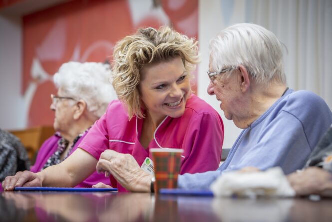 Ons verhaal | zorgprofesional en oudere in gesprek